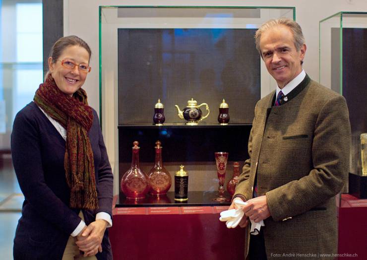 Entrega del vaso ornamental a la Bóveda Verde por su presidente el príncipe Alejandro