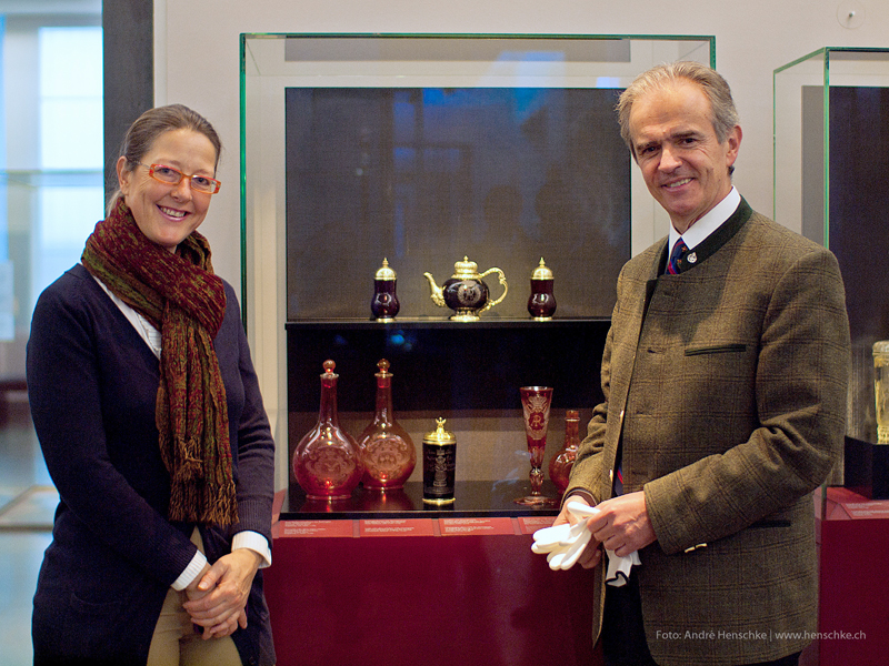 Entrega del vaso ornamental a la Bóveda Verde por su presidente el príncipe Alejandro